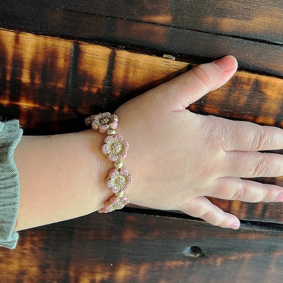 Handmade stretch bracelet with Czech anemone windflower design in six colors - Picture 6 of 14
